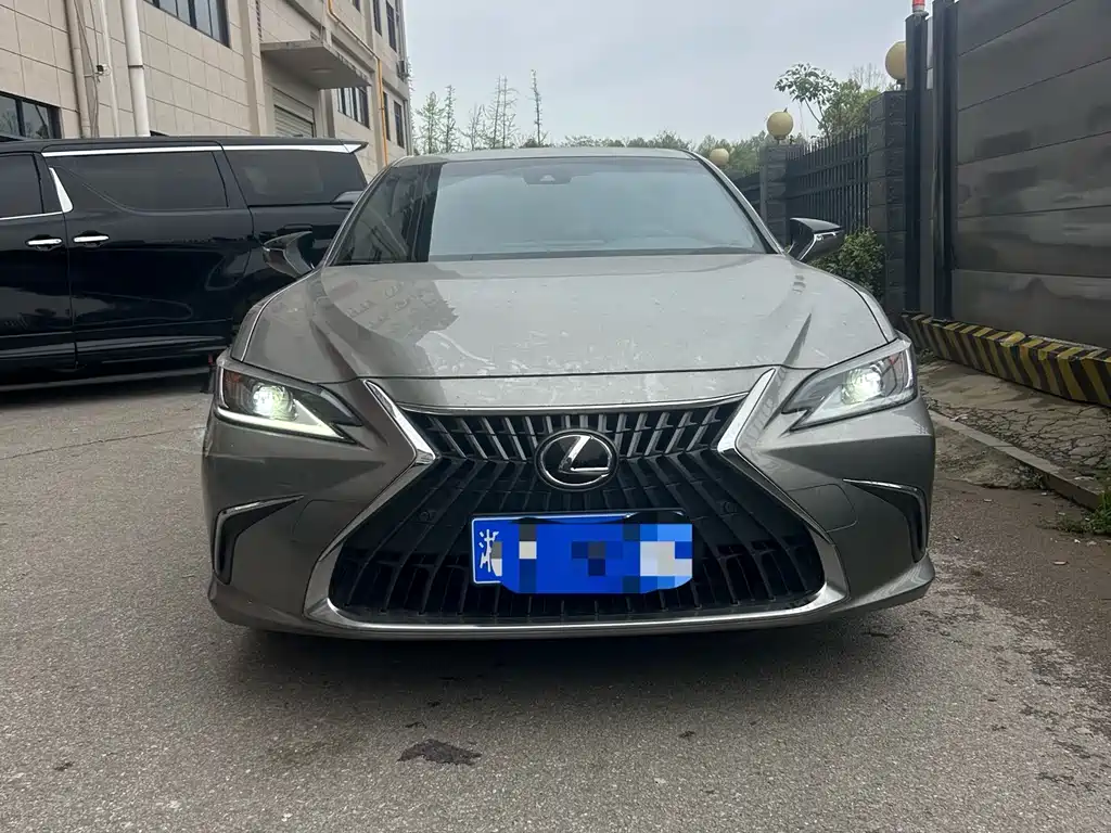 Lexus ES 2024