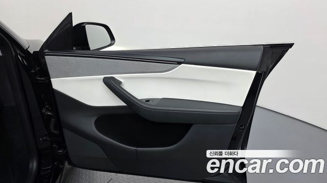 Tesla Model Y 2025