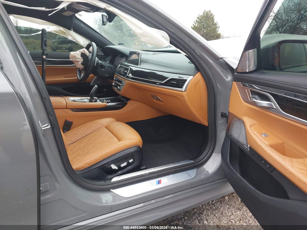 BMW 750 2022
