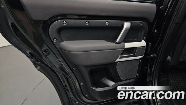 Land Rover Defender 2023
