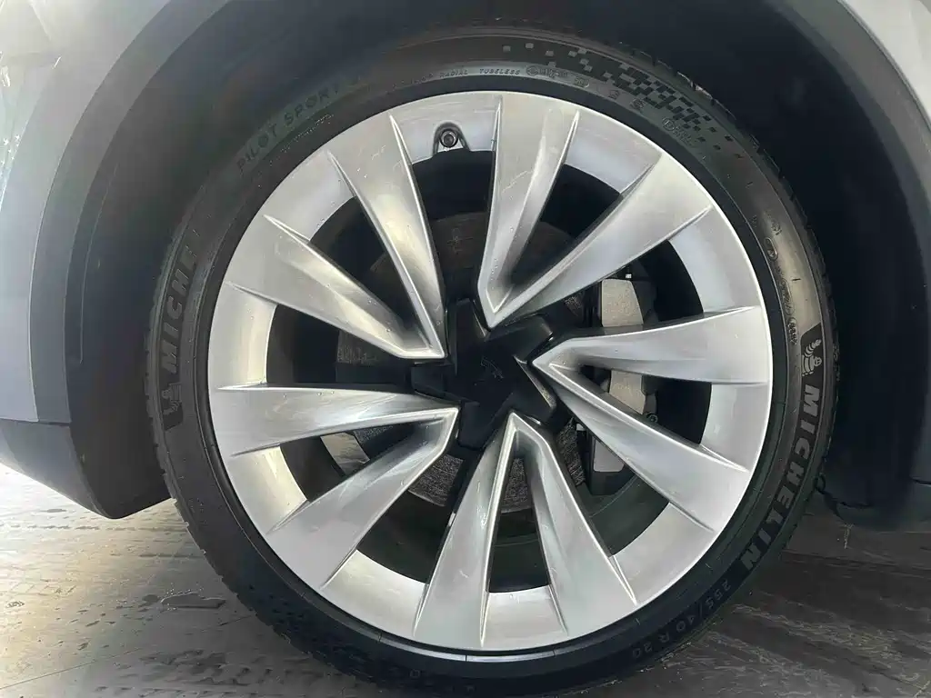 Tesla Model Y 2025