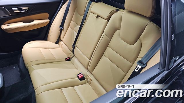 Volvo V60 2025