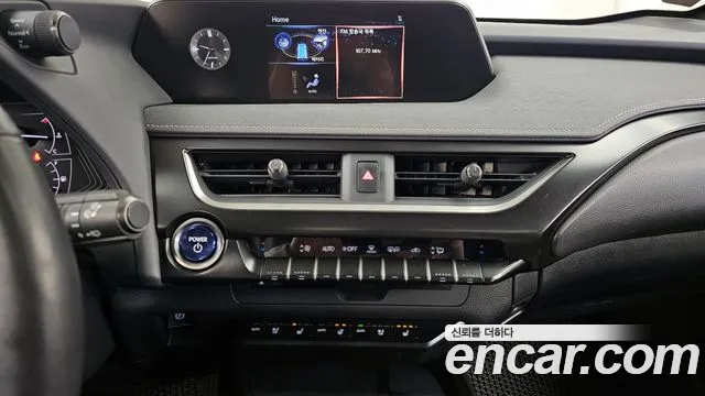 Lexus UX 2021