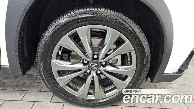 Lexus UX 2024