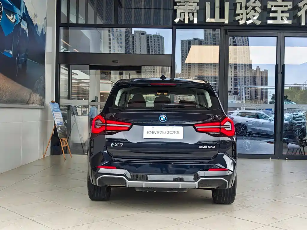 BMW iX3 2025