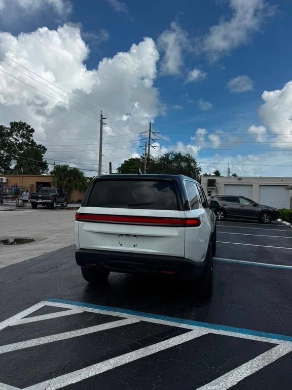 Rivian R1S 2024