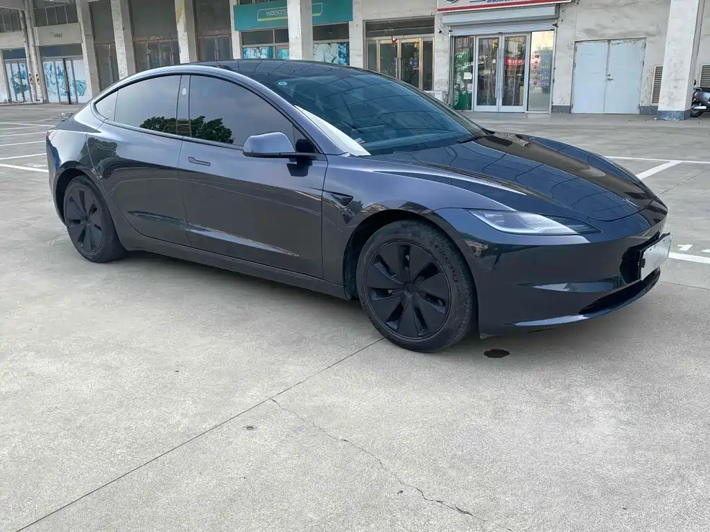 Tesla Model 3 2024