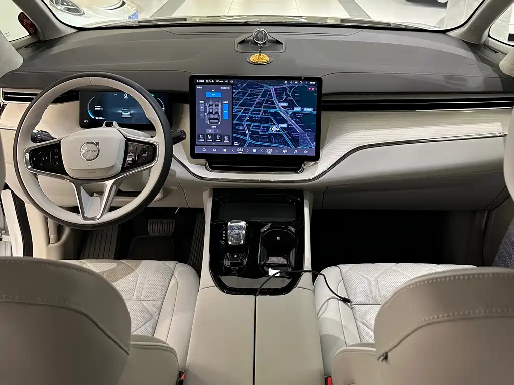 Volvo EM90 2024