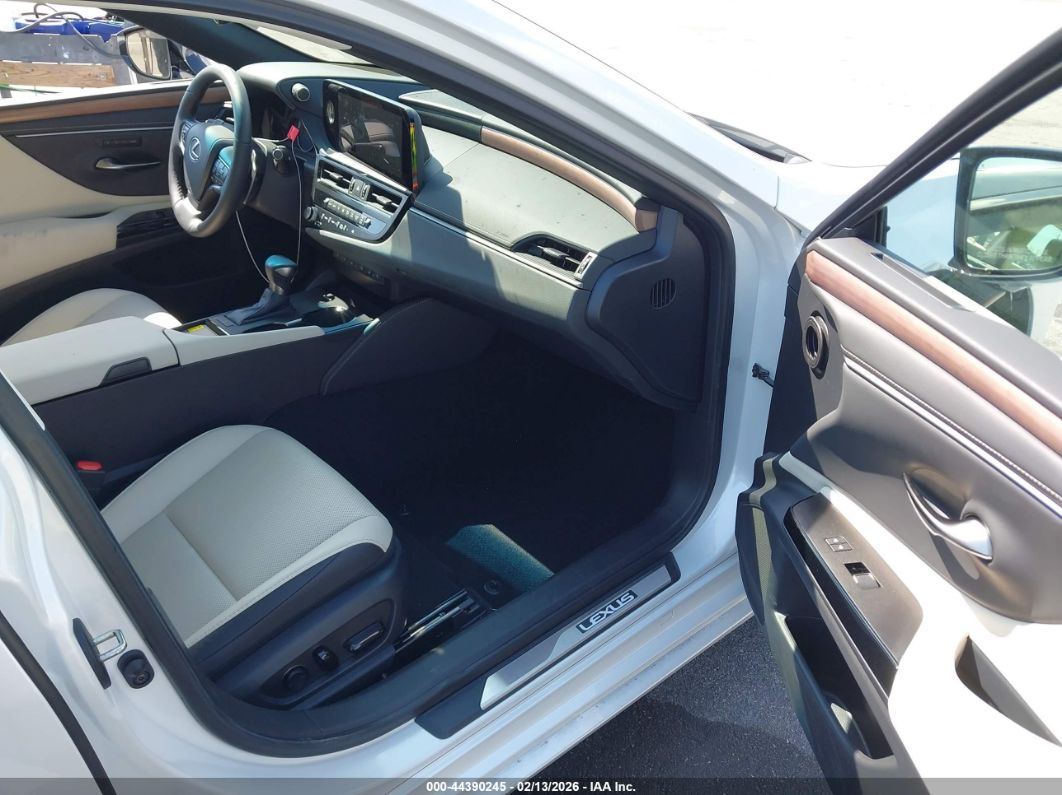 Lexus ES 2025
