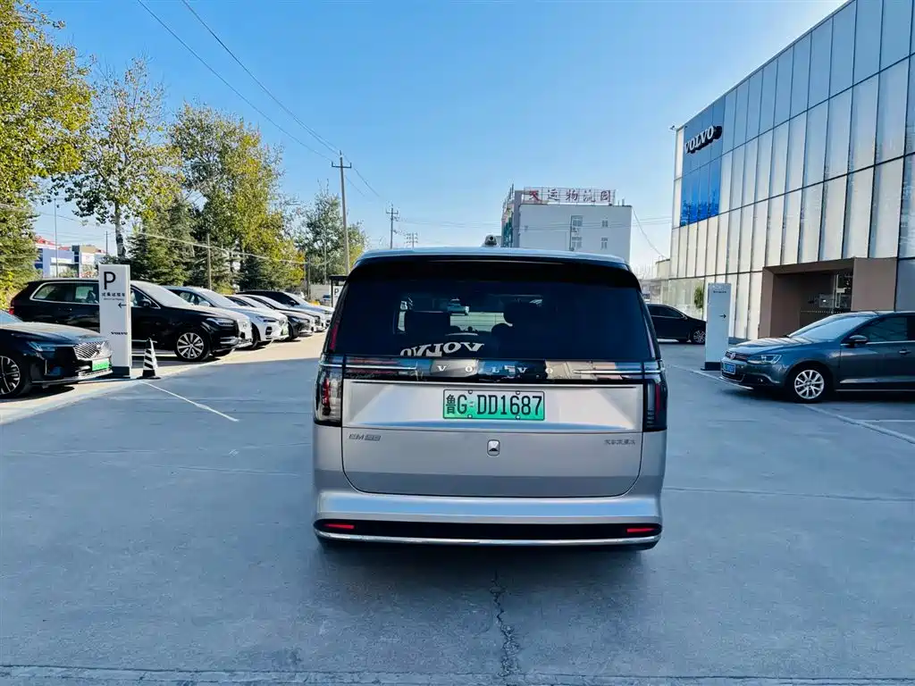 Volvo EM90 2025