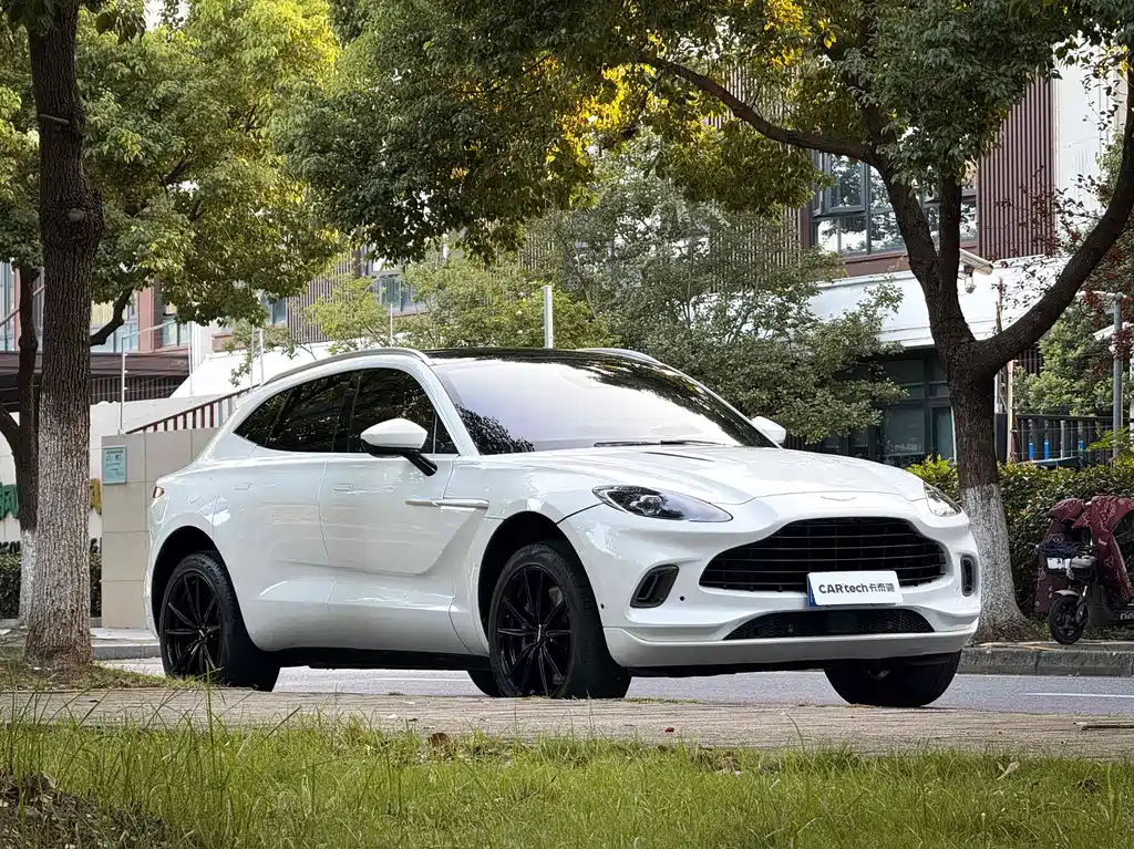 Aston Martin DBX 2022