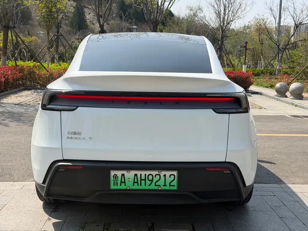 Tesla Model Y 2025