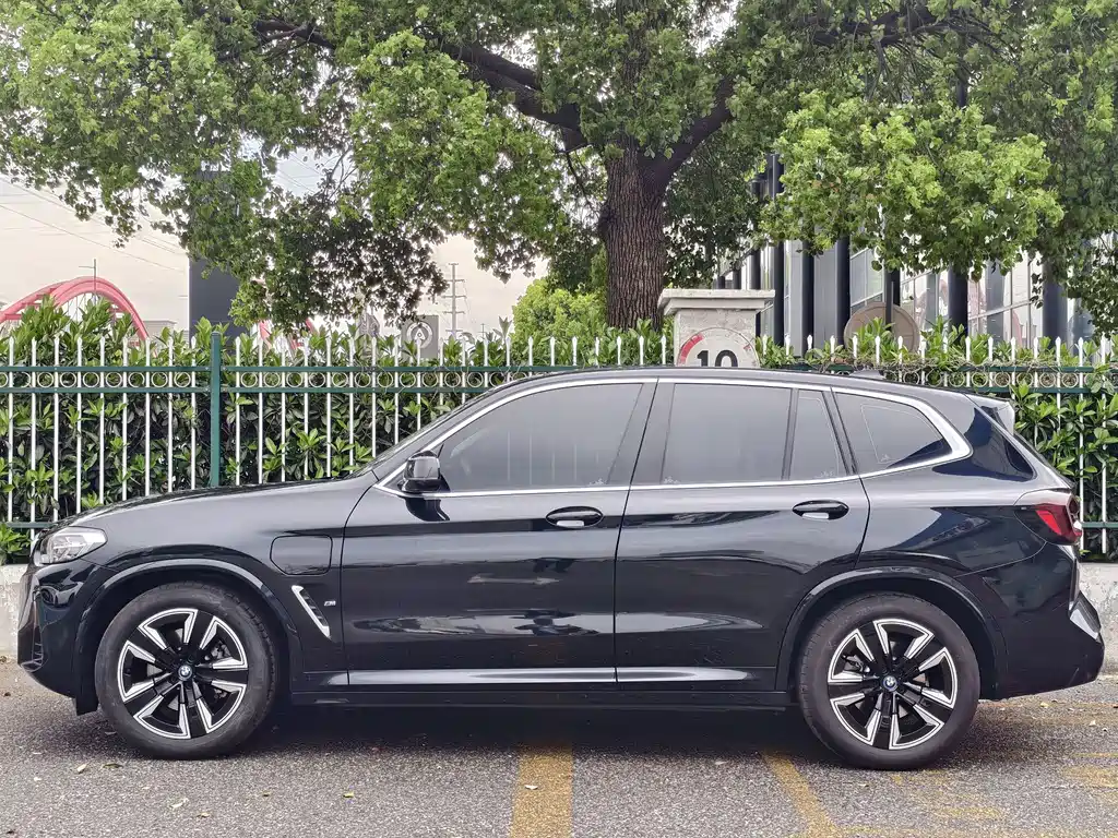 BMW iX3 2023
