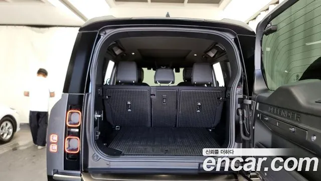 Land Rover Defender 2024