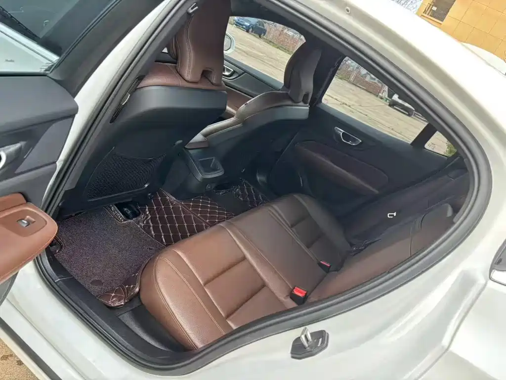 Volvo S60 2023