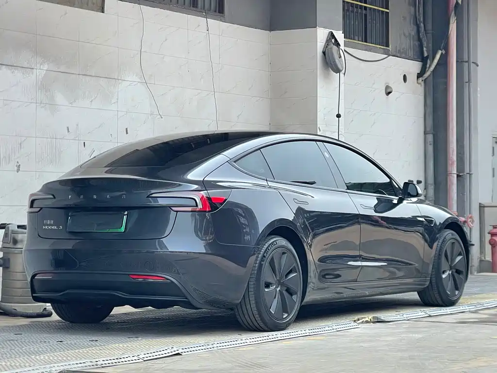 Tesla Model 3 2024