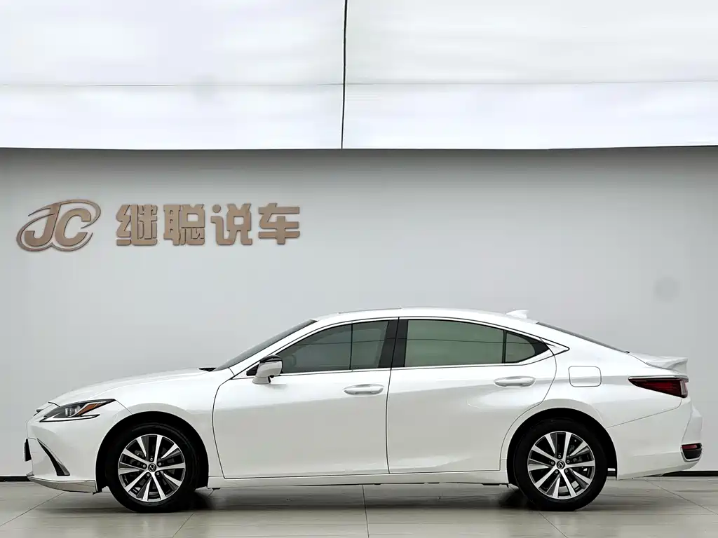 Lexus ES 2021