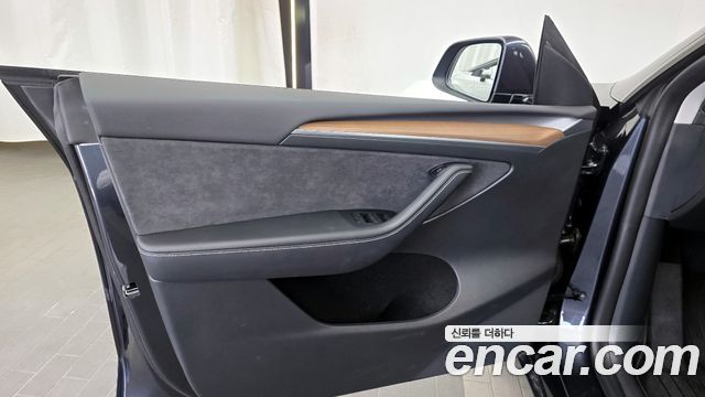 Tesla Model Y 2025