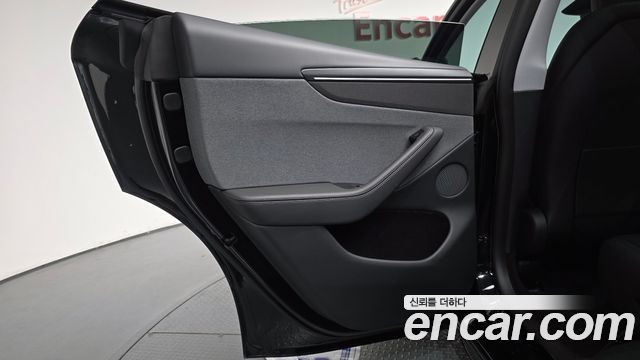 Tesla Model Y 2025