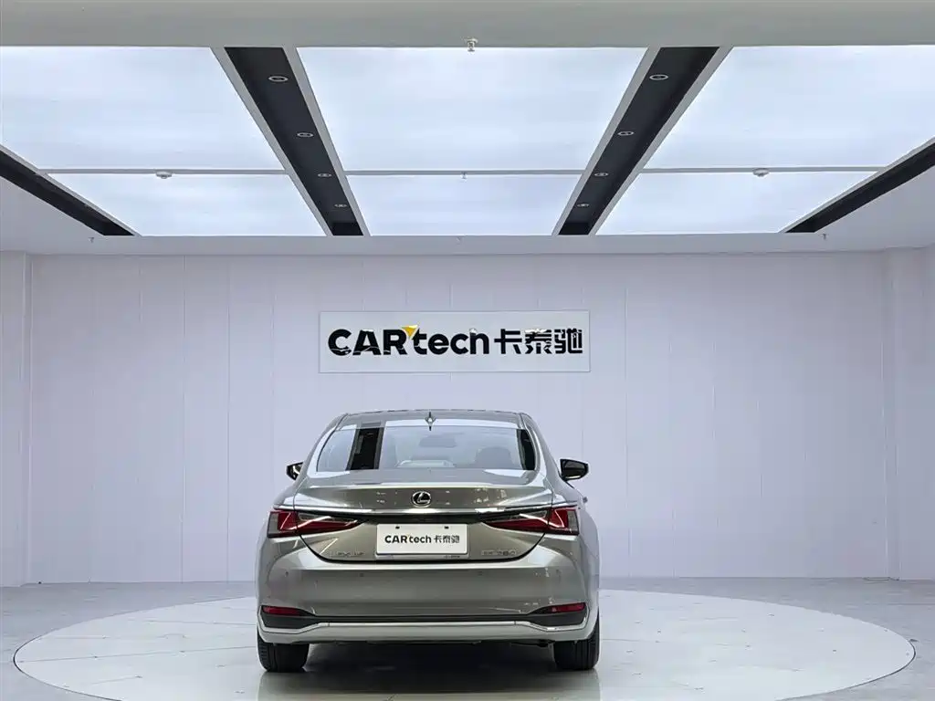 Lexus ES 2022