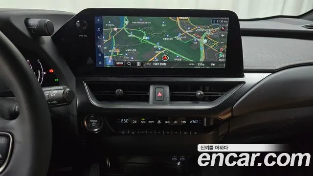 Lexus UX 2025