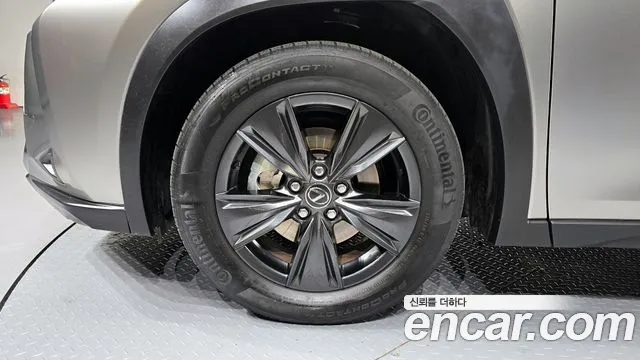 Lexus UX 2024