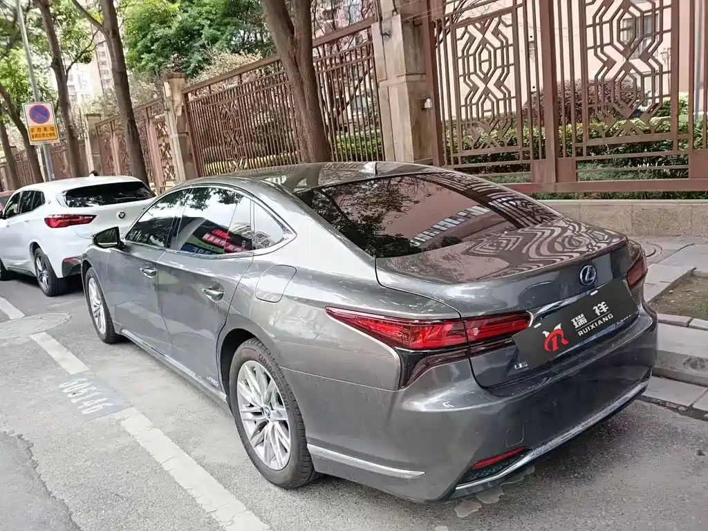 Lexus LS 2021