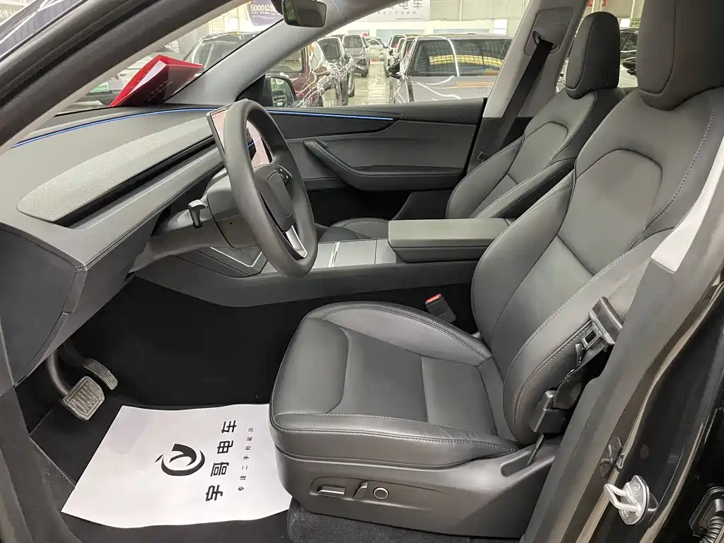 Tesla Model Y 2025
