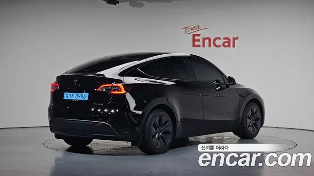 Tesla Model Y 2024