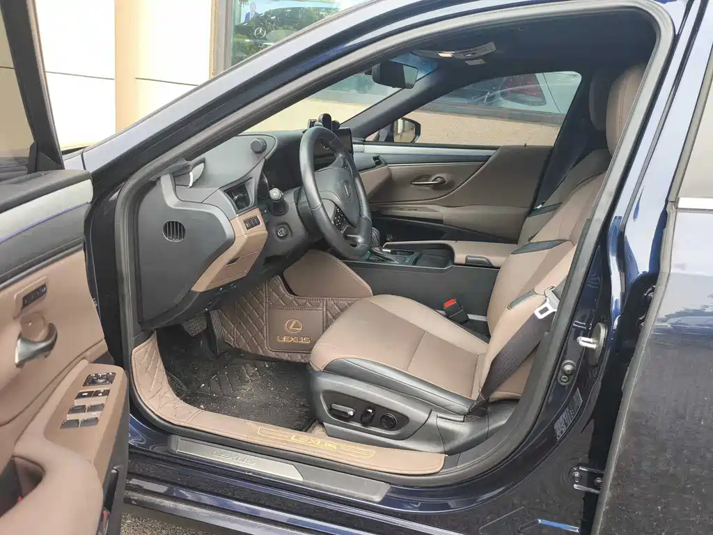 Lexus ES 2025