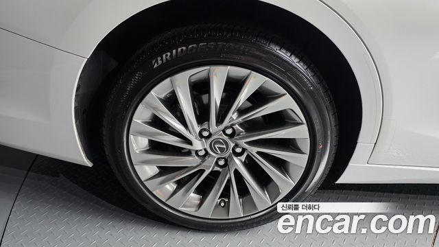 Lexus ES 2025