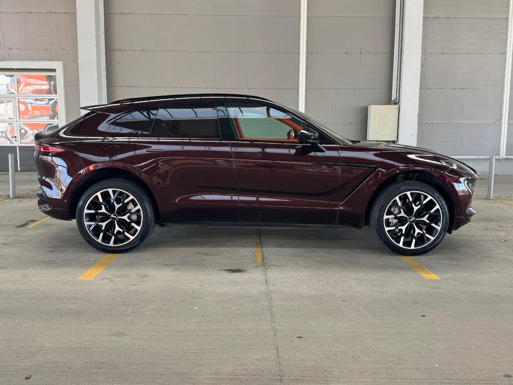 Aston Martin DBX 2021