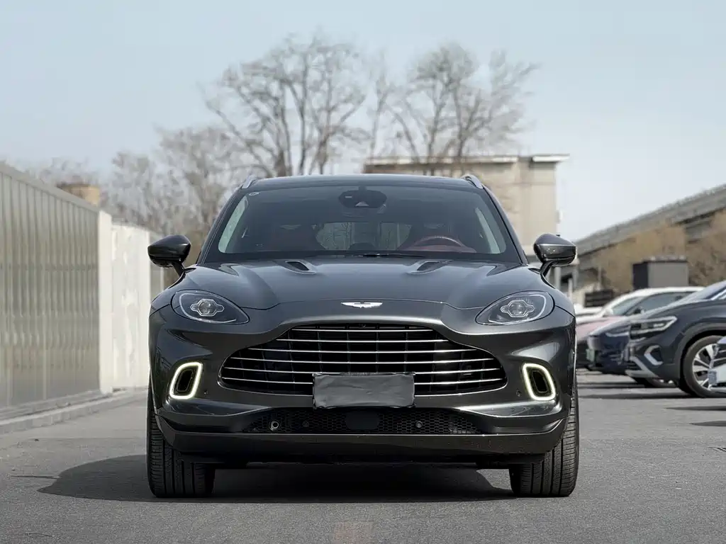 Aston Martin DBX 2021