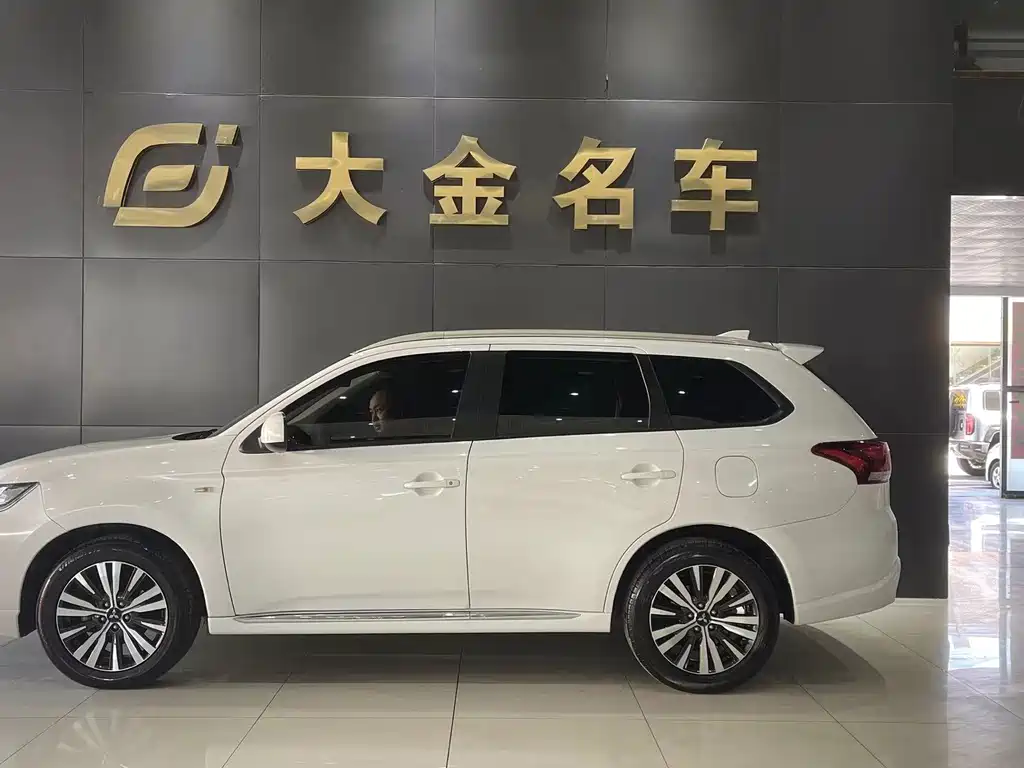 Mitsubishi Outlander 2023