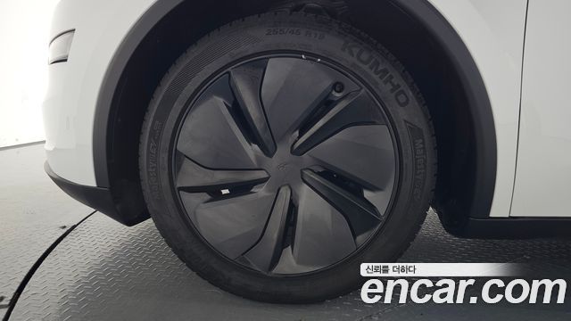 Tesla Model Y 2025