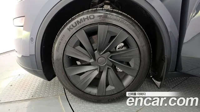 Tesla Model Y 2025