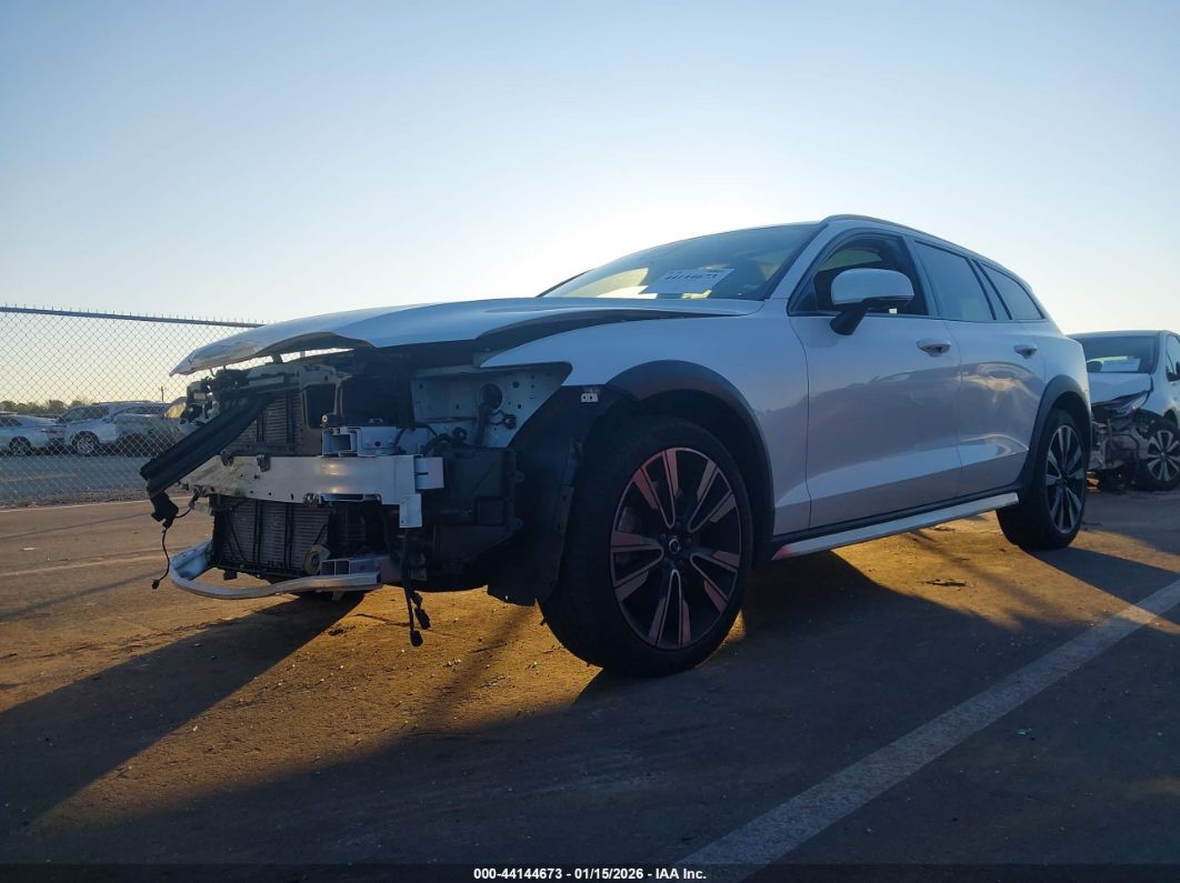 Volvo V60 Cross Country 2023