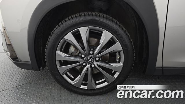 Lexus UX 2021