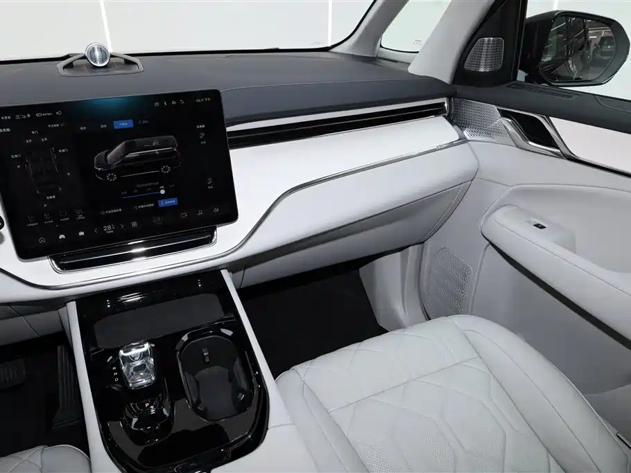 Volvo EM90 2024