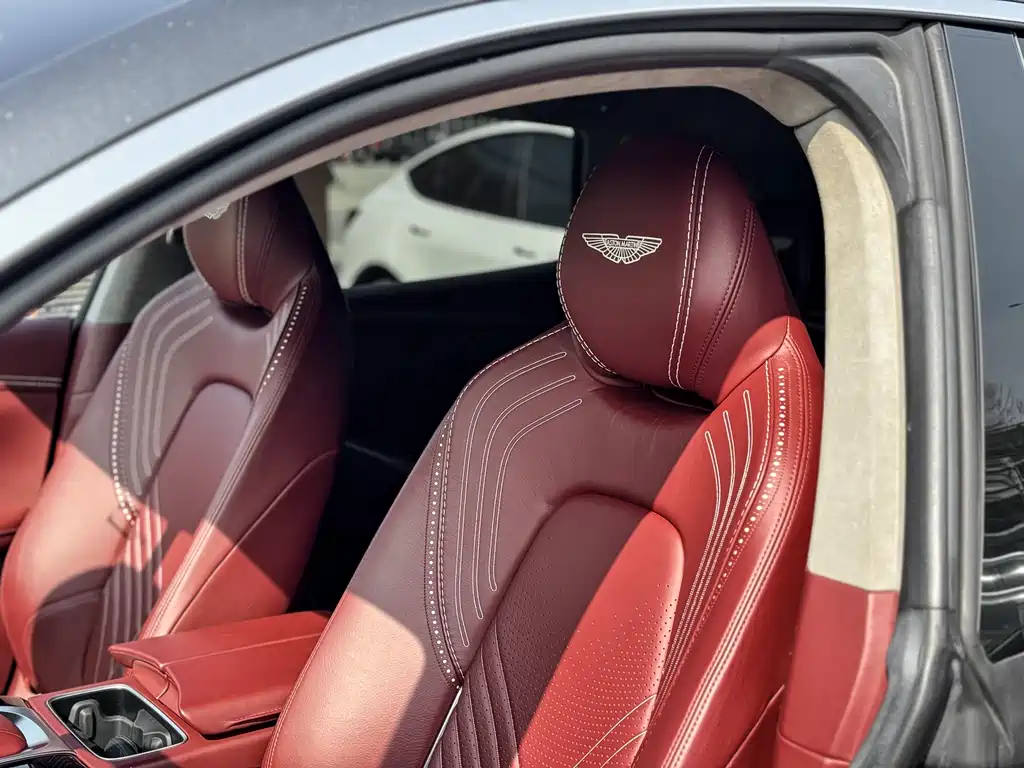 Aston Martin DBX 2021