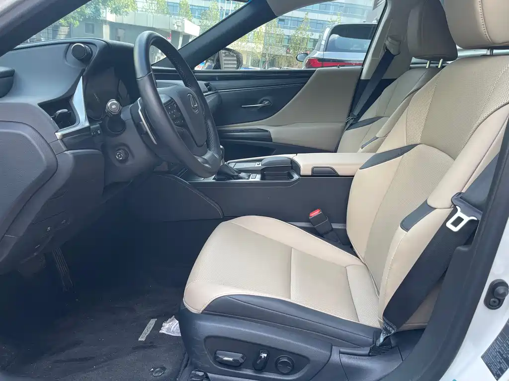 Lexus ES 2020