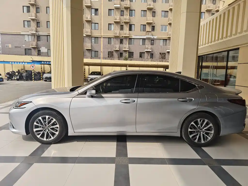 Lexus ES 2022