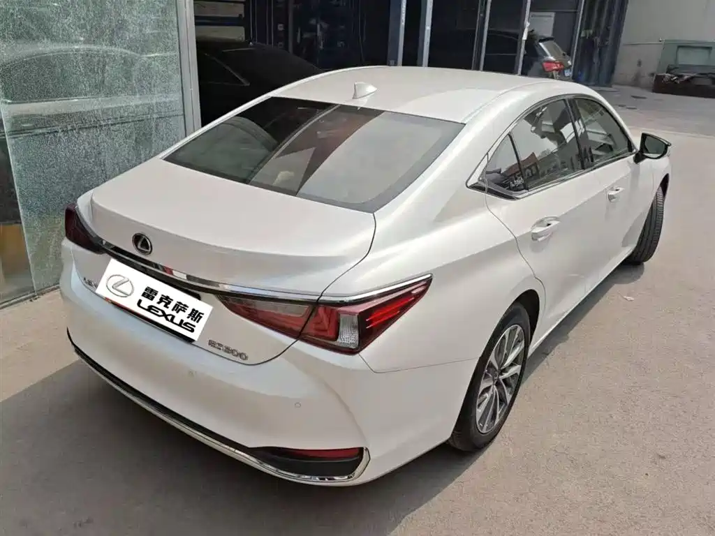 Lexus ES 2022