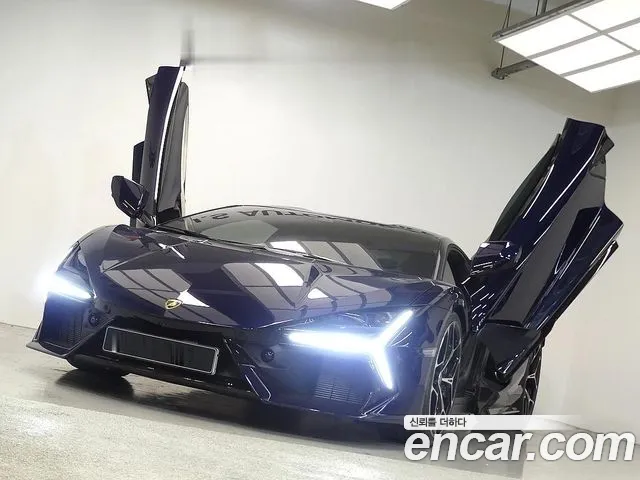 Lamborghini Revuelto 2025