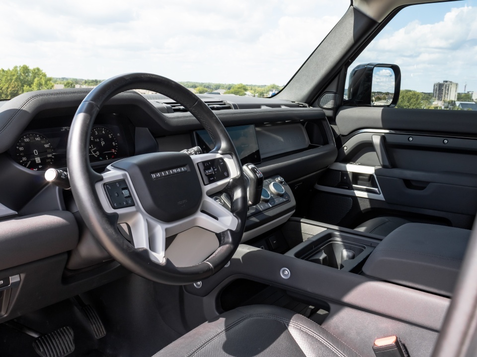 Land Rover Defender 2023