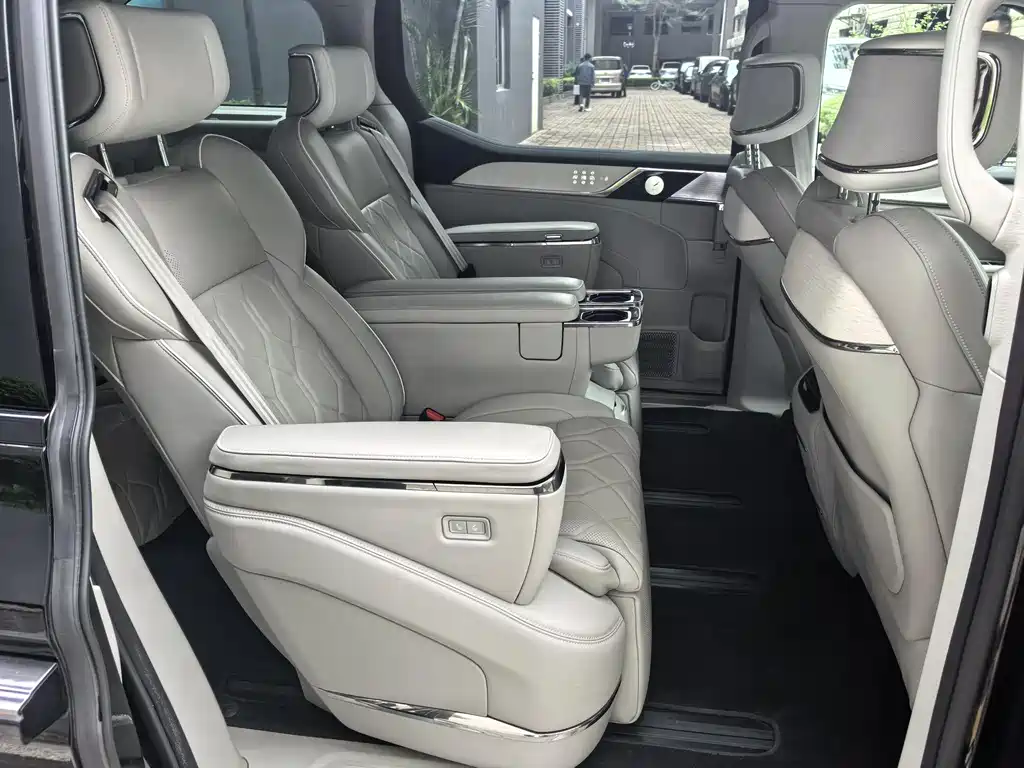 Volvo EM90 2024