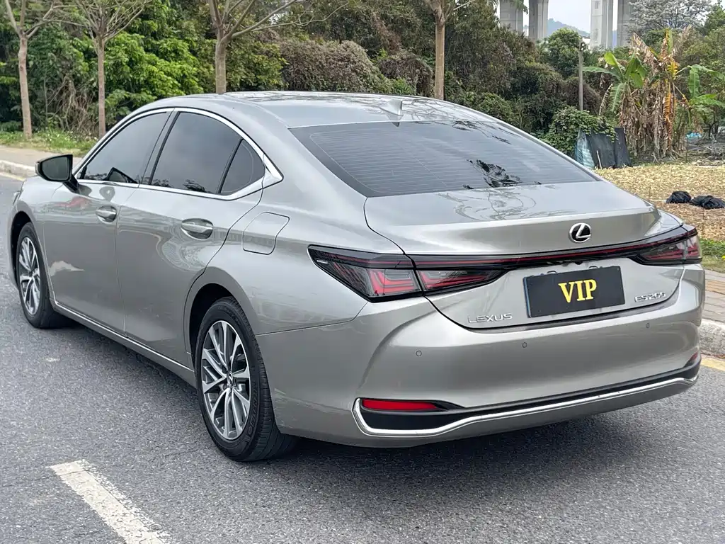 Lexus ES 2024