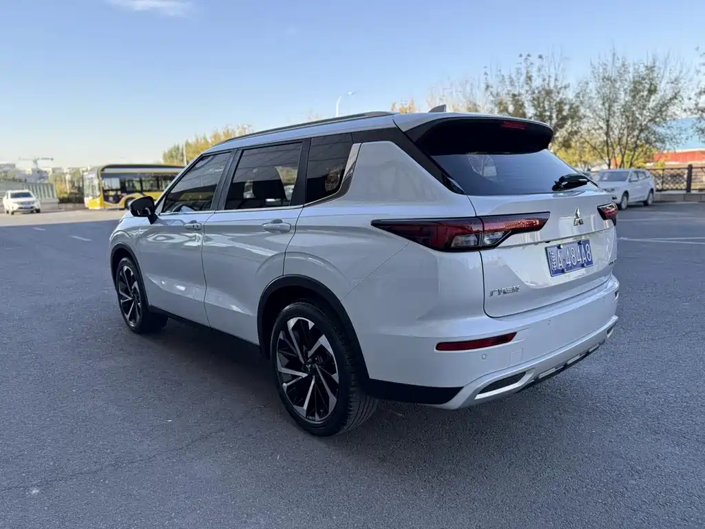 Mitsubishi Outlander 2023
