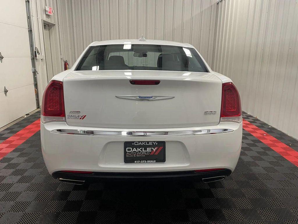 Chrysler 300 2022