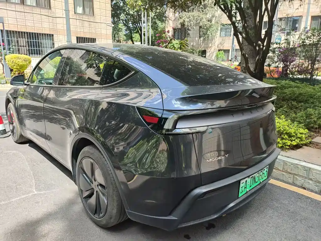 Tesla Model Y 2025